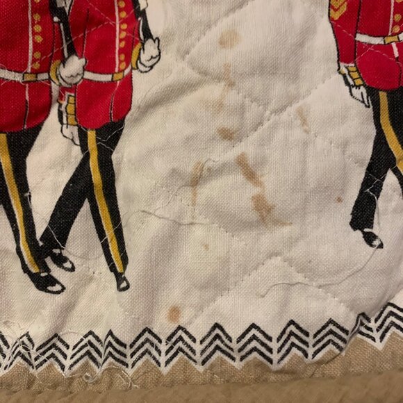 VTG Twin Queens Guard British Guns Drums Bedspread Cotton Coverlet Fabric FLAWS - Picture 7 of 9